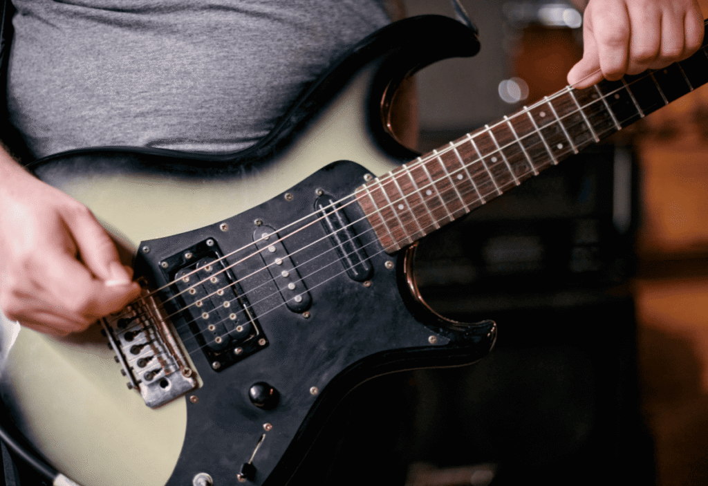 https://bien-choisir-sa-guitare.com/guitares-hollow-body-avec-corps-acajou-pour-sonorite-douce/